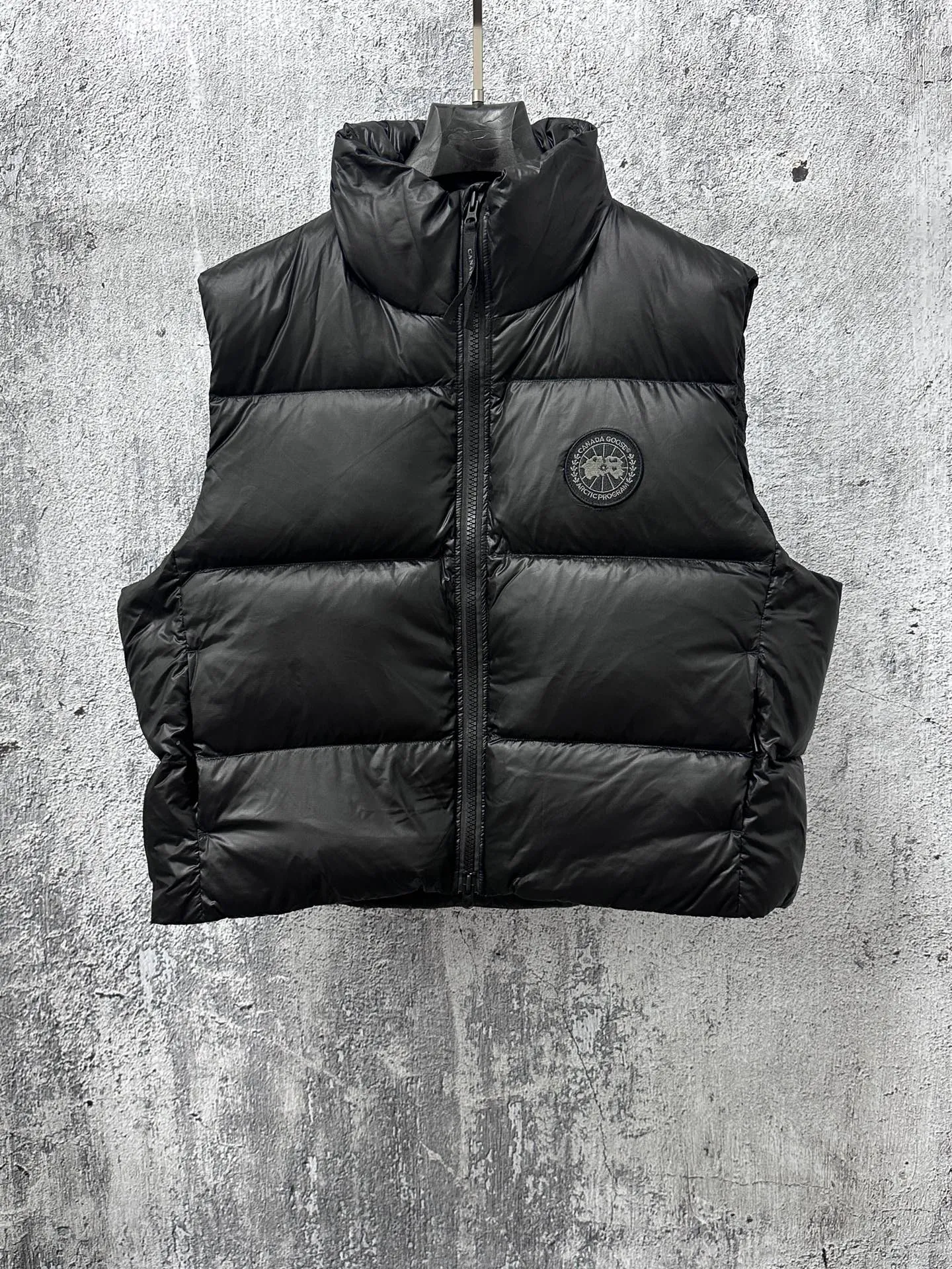 P560 [Canada Goose] Big Goose🦢Puff Down Vest has always been recognized as the warmest down jacket. Various Instagram celebrities, Internet celebrities, and celebrities often wear it for street photos. I make Canada Goose every year, but I still can't get rid of my love for it. No matter how cold the days are, there is no need to be afraid, because there is! Filled with 90% white duck down, it is the legendary warmest down jacket and is known as a must-have for Arctic outdoor sports! The most popular down jacket in the world, celebrities are rushing to buy it, it is a must-have! Size: XS-XL